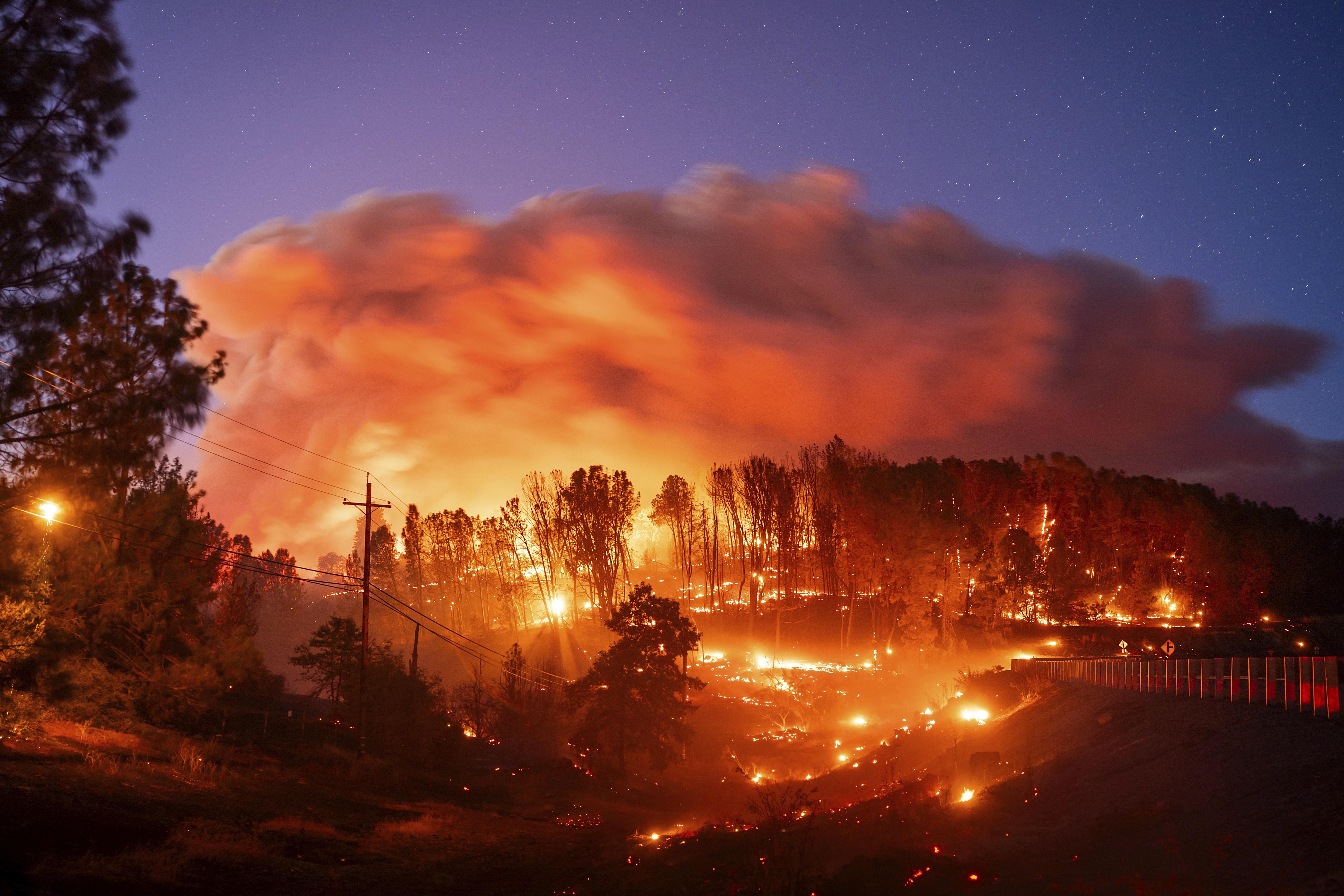 Gió giật mạnh, thảm họa cháy rừng California ngày càng nghiêm trọng